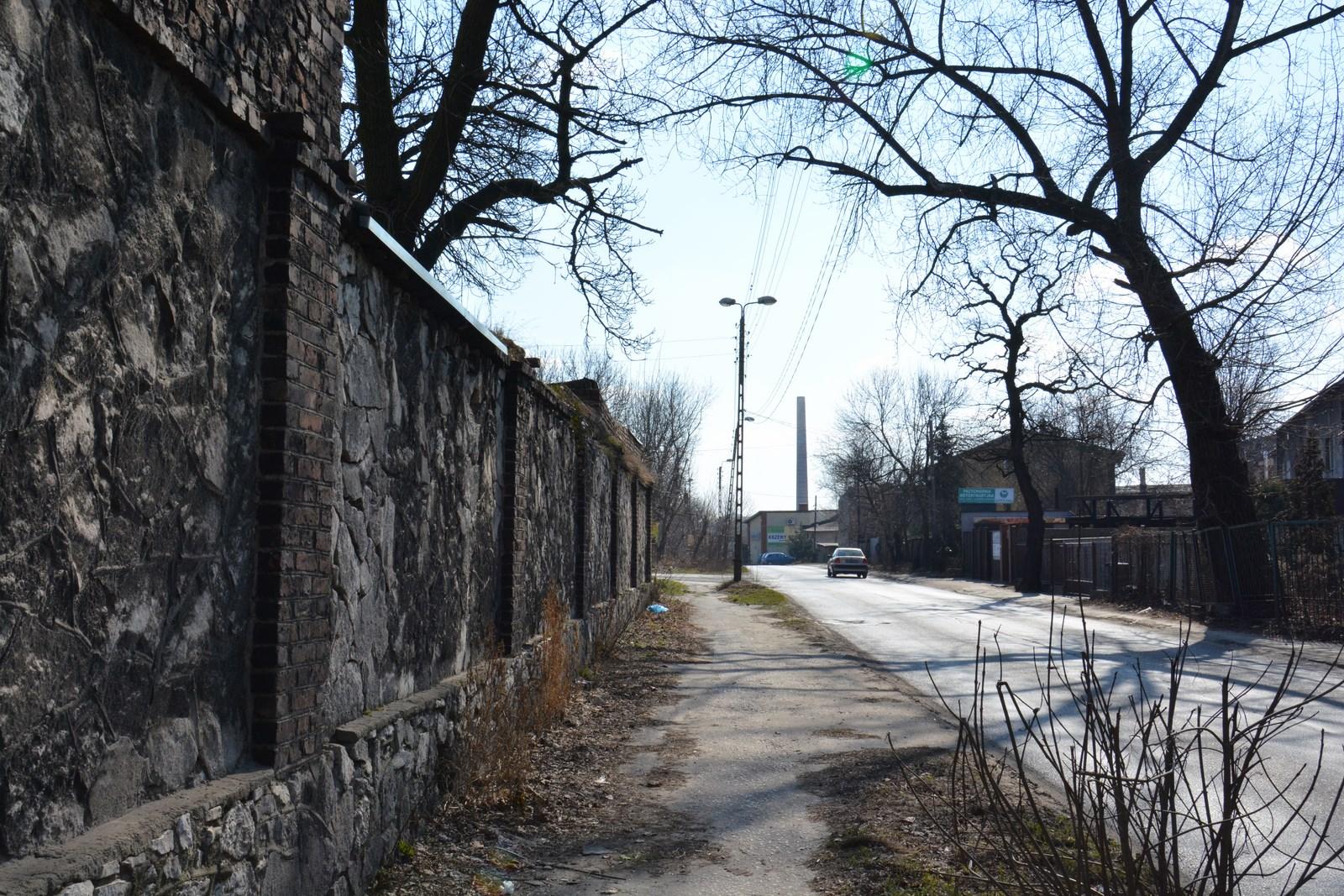 Ulica wzdłuż płotu murowanego