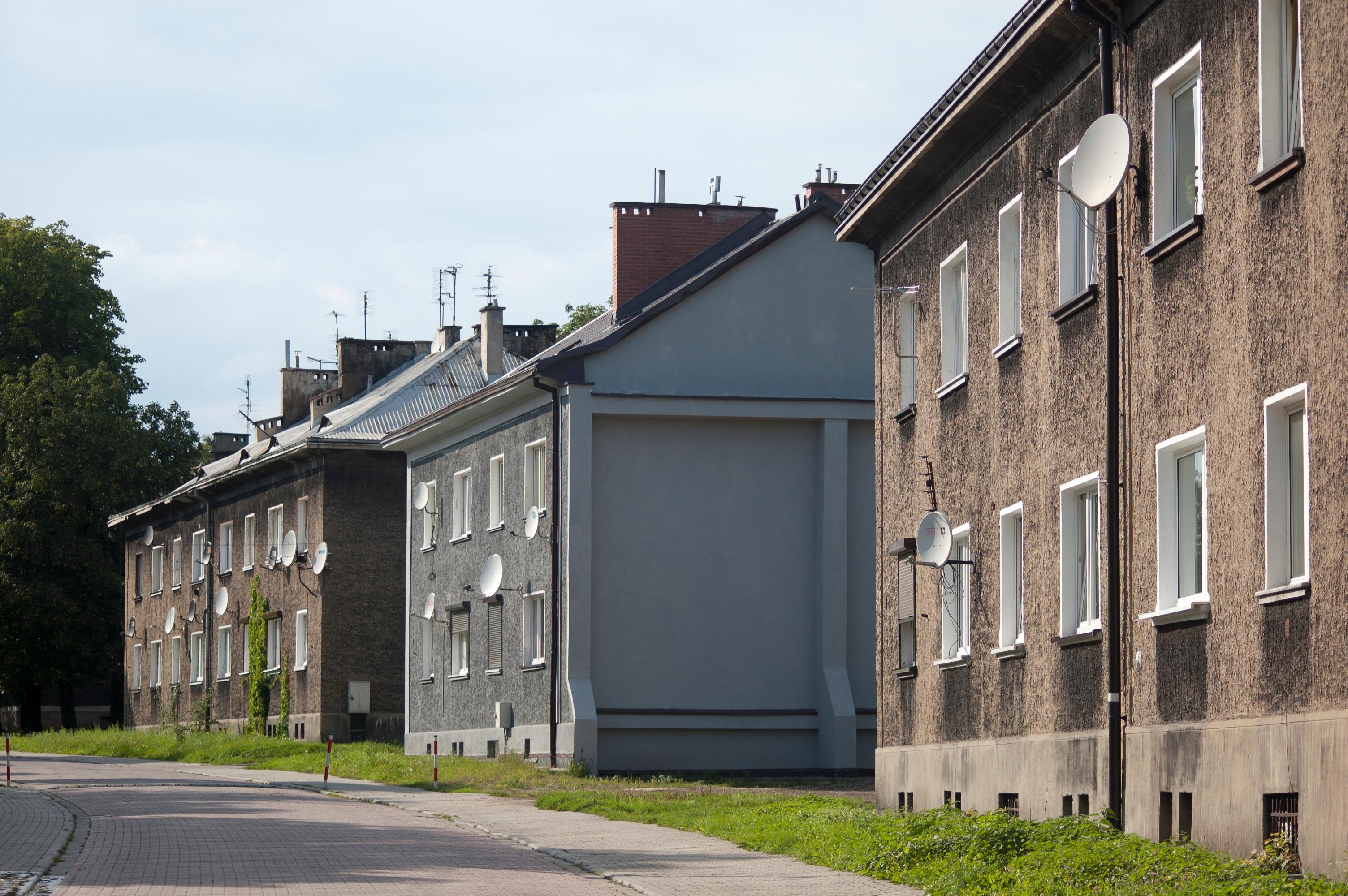 Zespół dwupiętrowych budynków mieszkalnych mieszczących się przy jednej z zabrzańskich ulic.