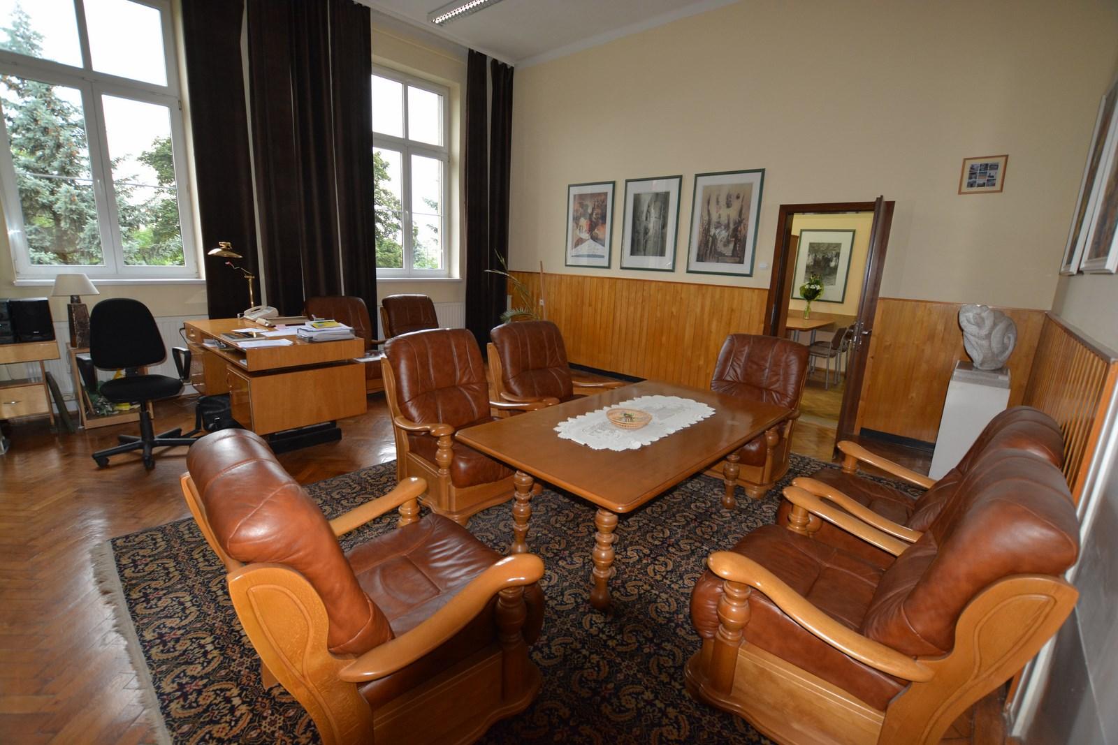 Pokój z fotelami i stołem