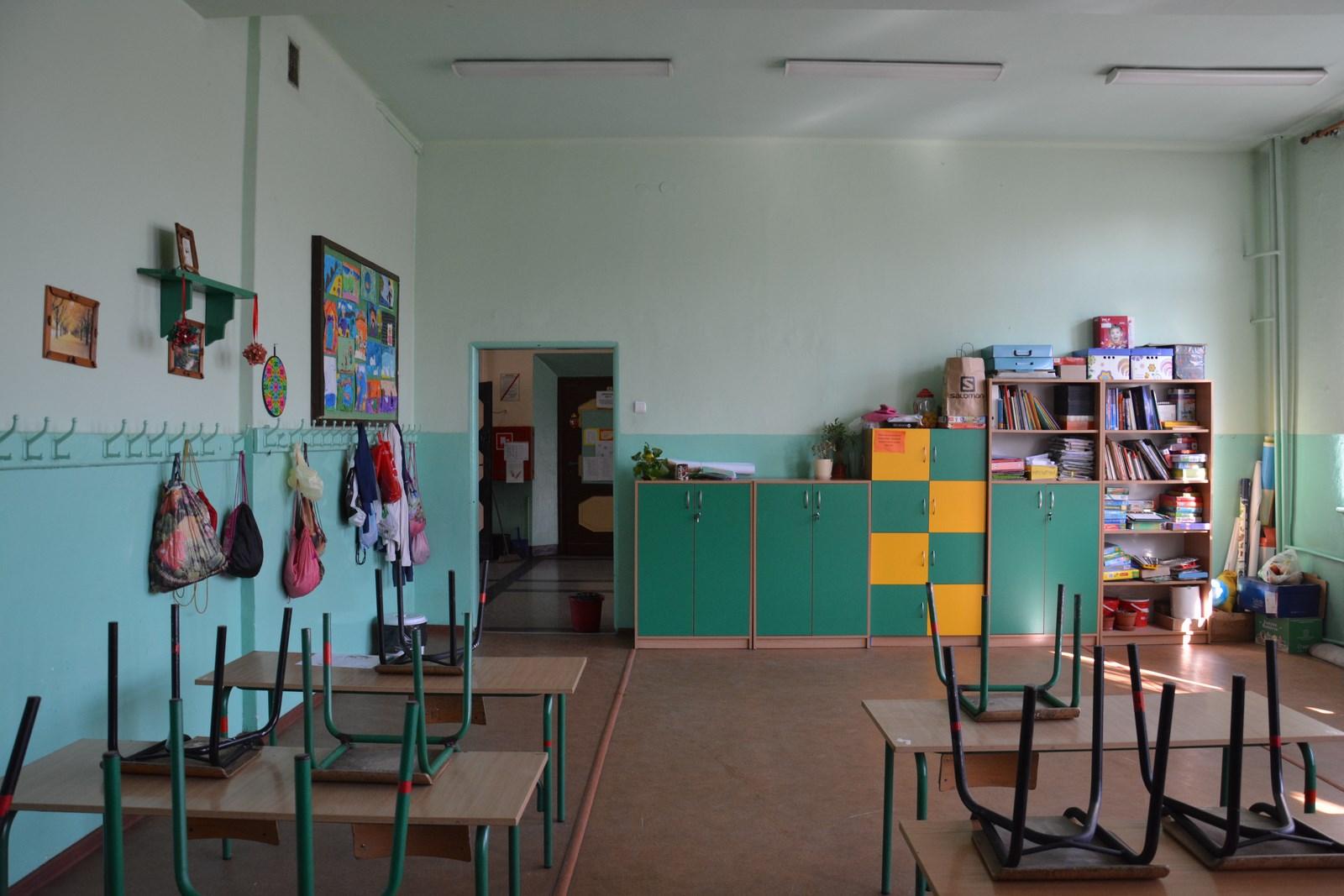 Sala lekcyjna w szkole podstawowej
