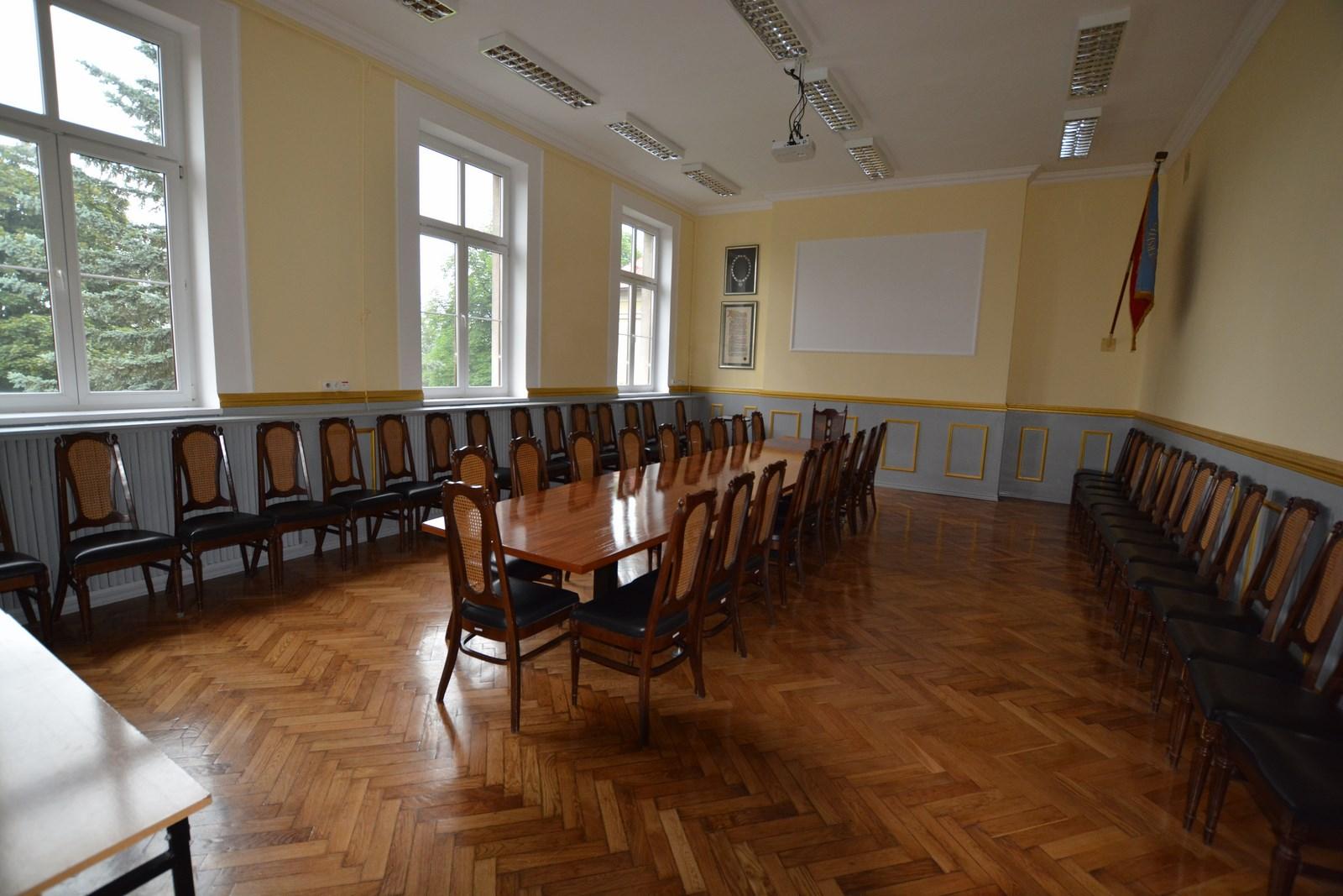 Sala wykładowa z krzesełkami i stołem