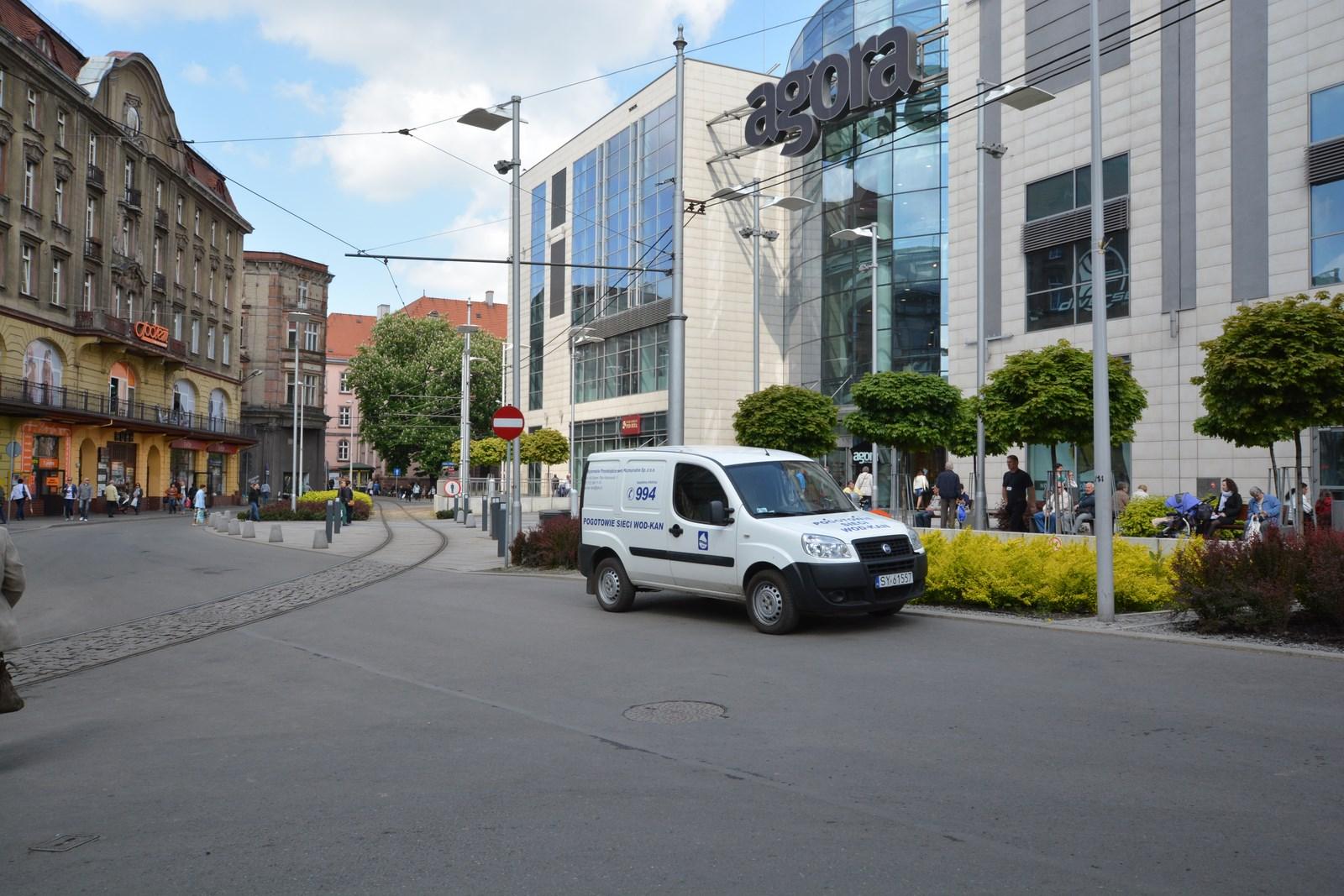 Auto stojące przy galerii handlowej