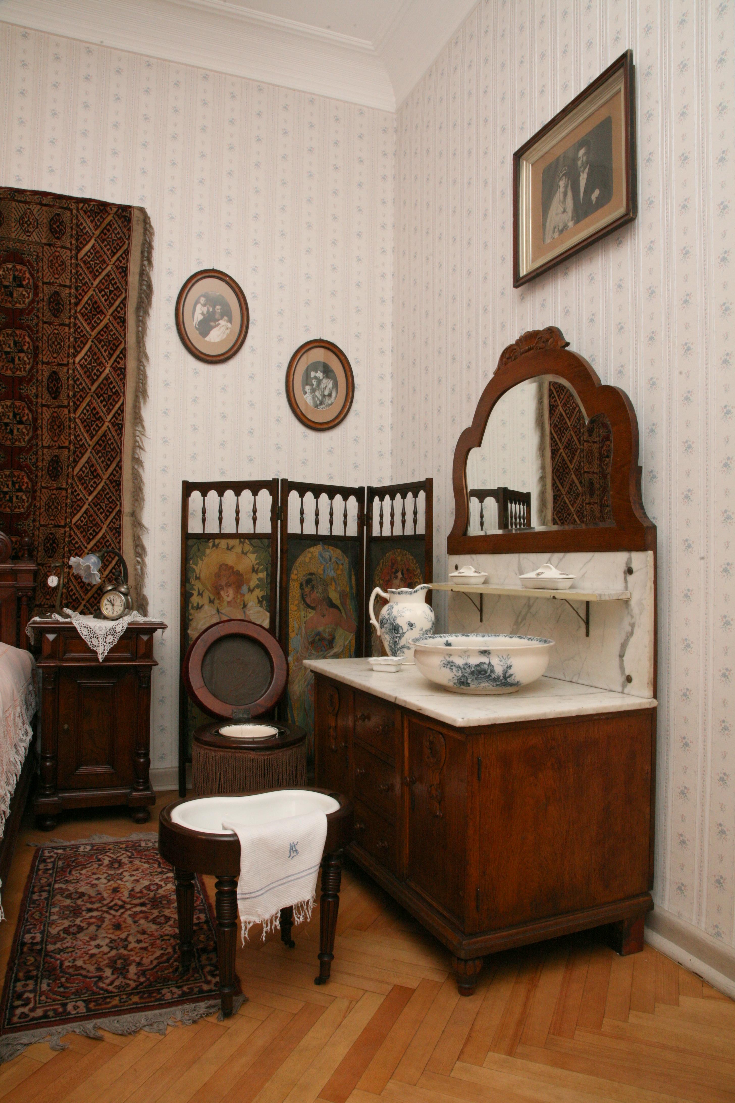 Toaletka w pokoju w muzeum historii