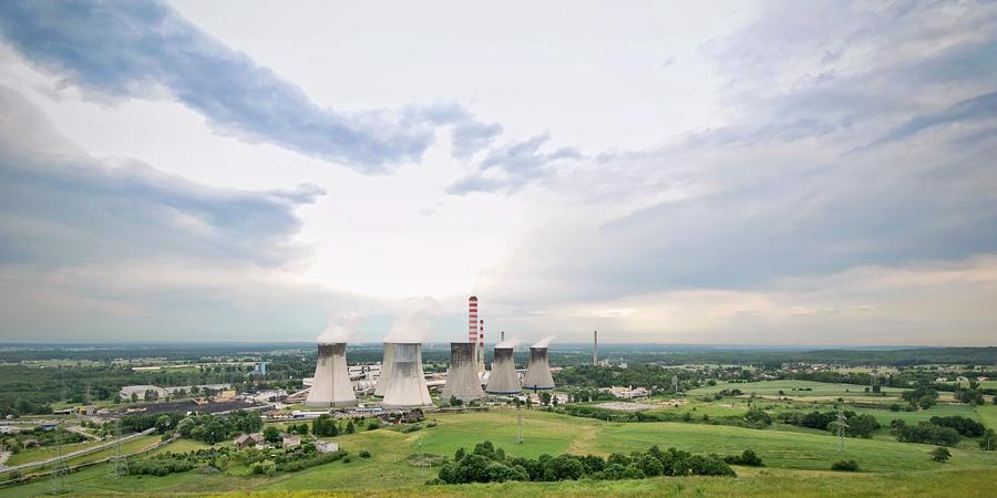 Łąka w oddali kominy elektrowni