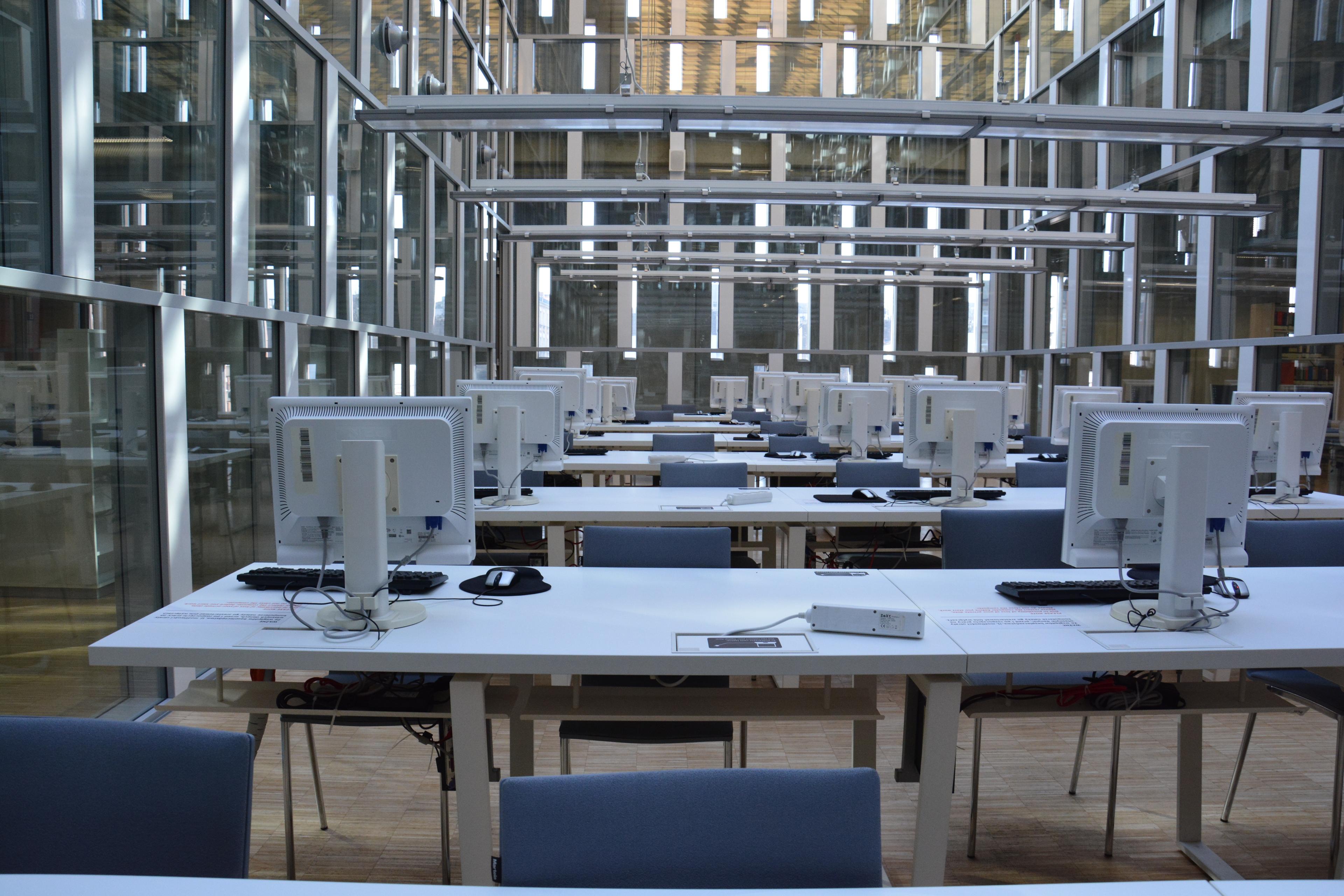 Sala komputerowa w bibliotece