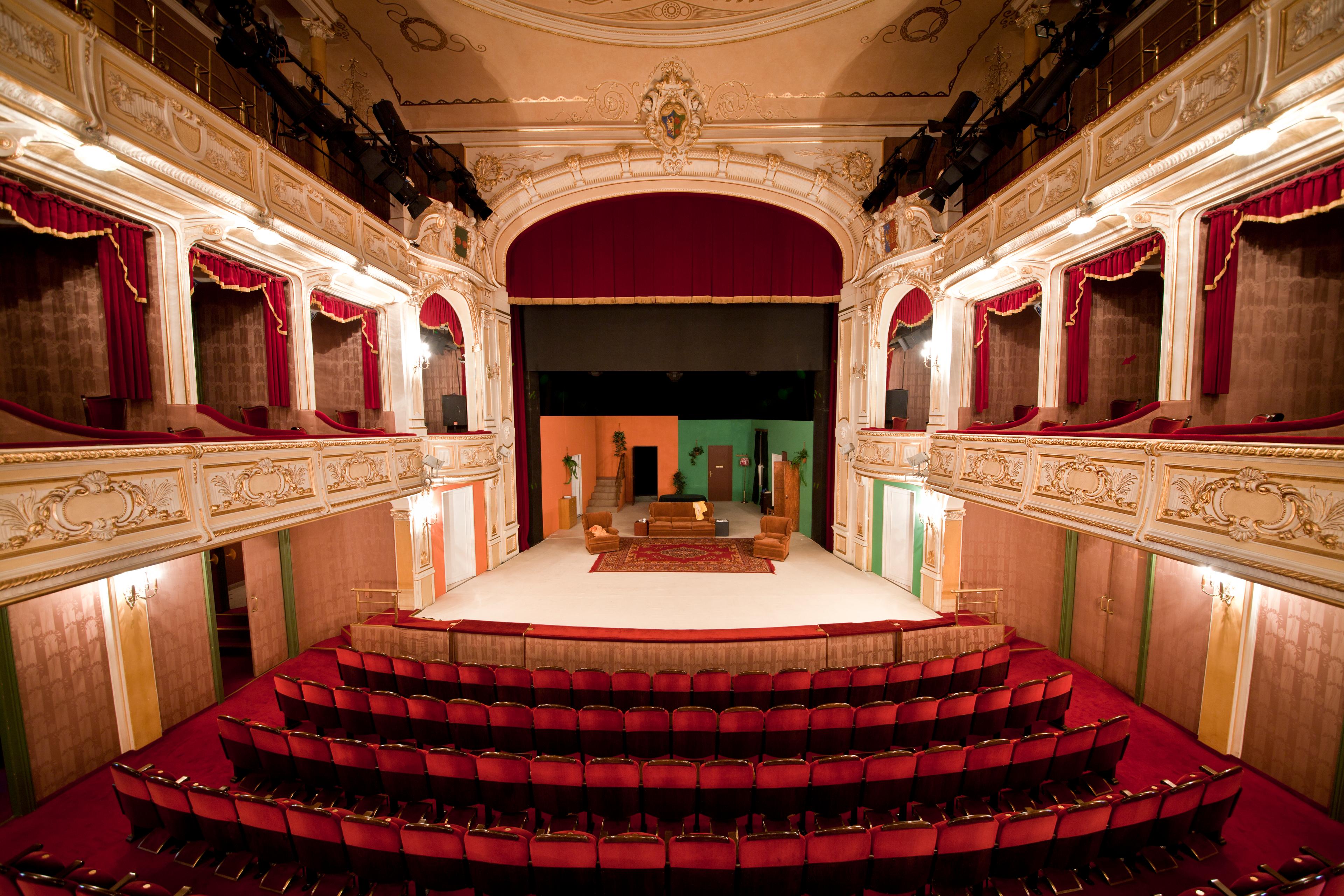 Duża scena teatralna