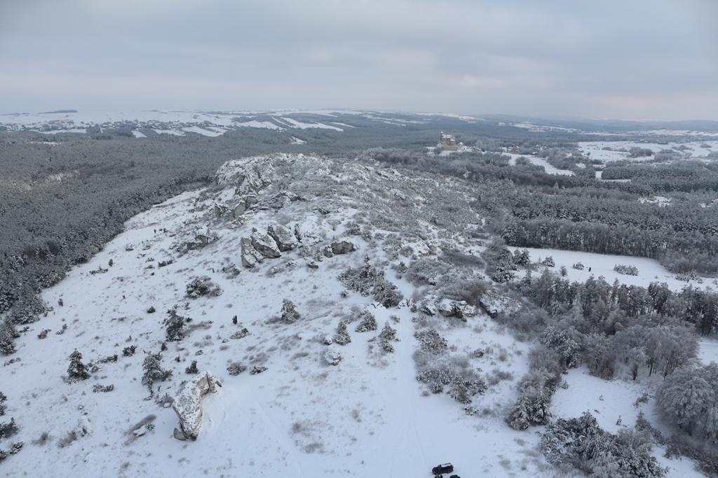Wał skalny ośnieżony