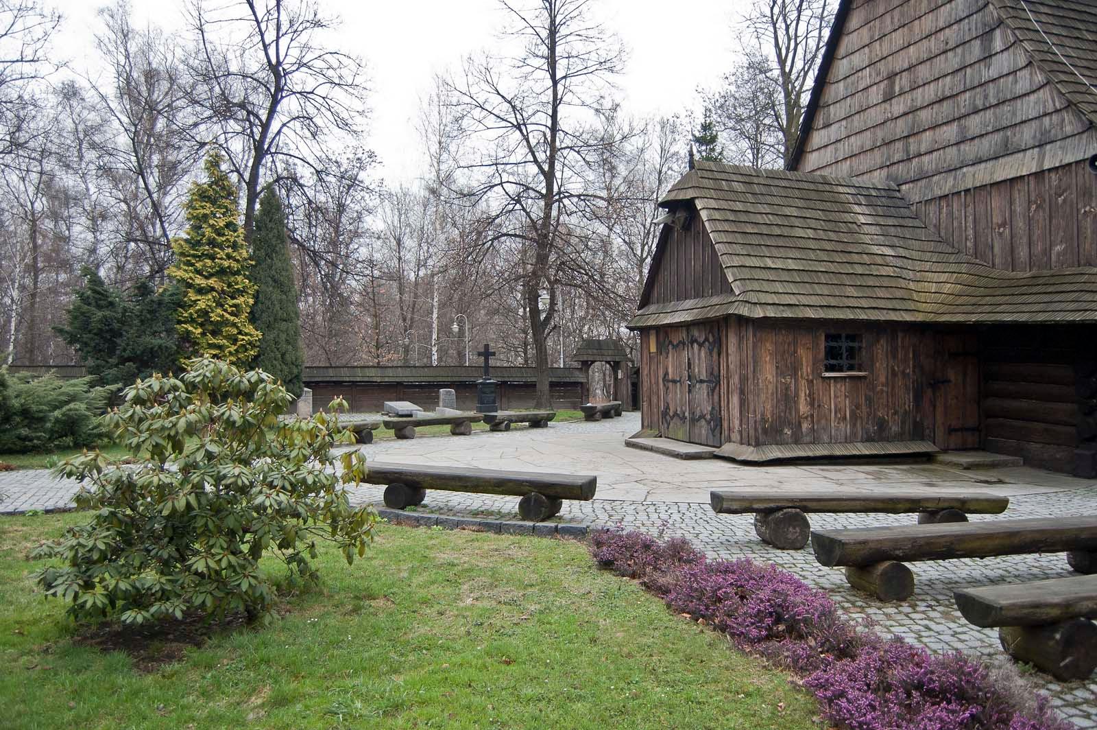 Drewniany, jednonawowy kościół, ze ścianami konstrukcji wieńcowej