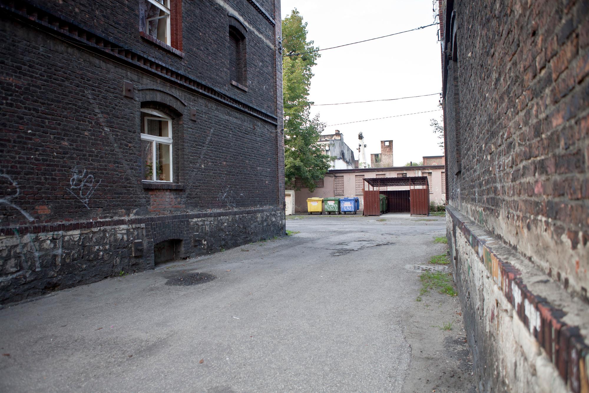 budynki z czerwonej cegły - dwu i trzykondygnacyjne