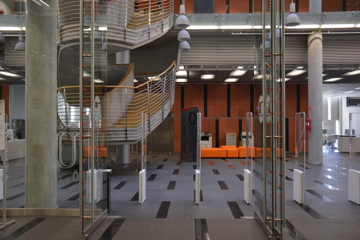 Schody w centrum biblioteki
