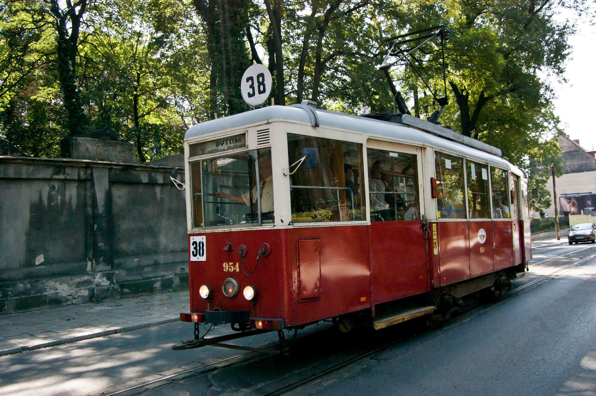 Zabytkowy wagon jadący po torach po ulicy