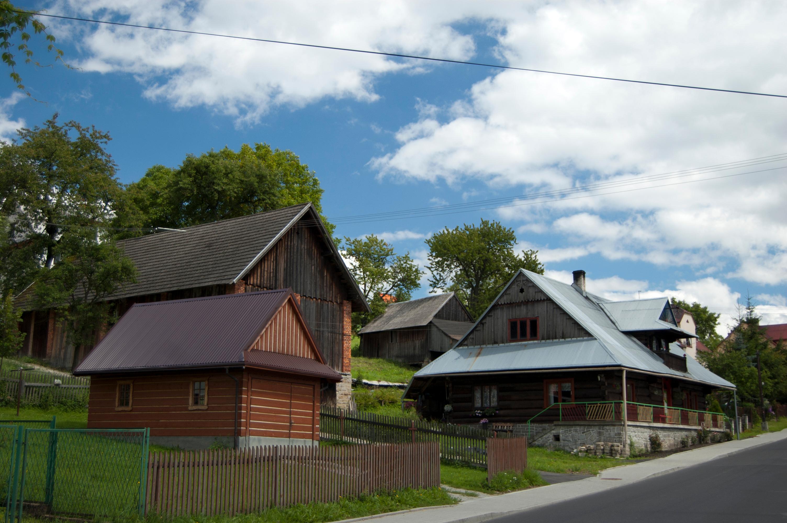Wiejska chata przy ulicy