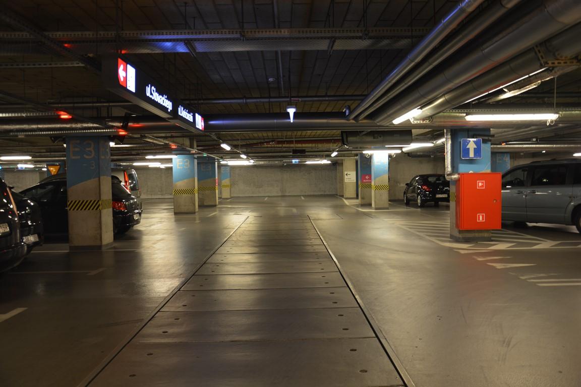 Wnętrze parkingu
