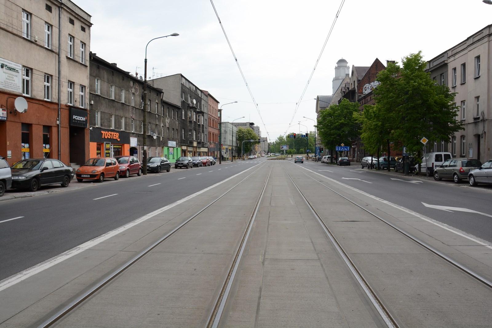 Tory tramwajowe po obu stronach budynki