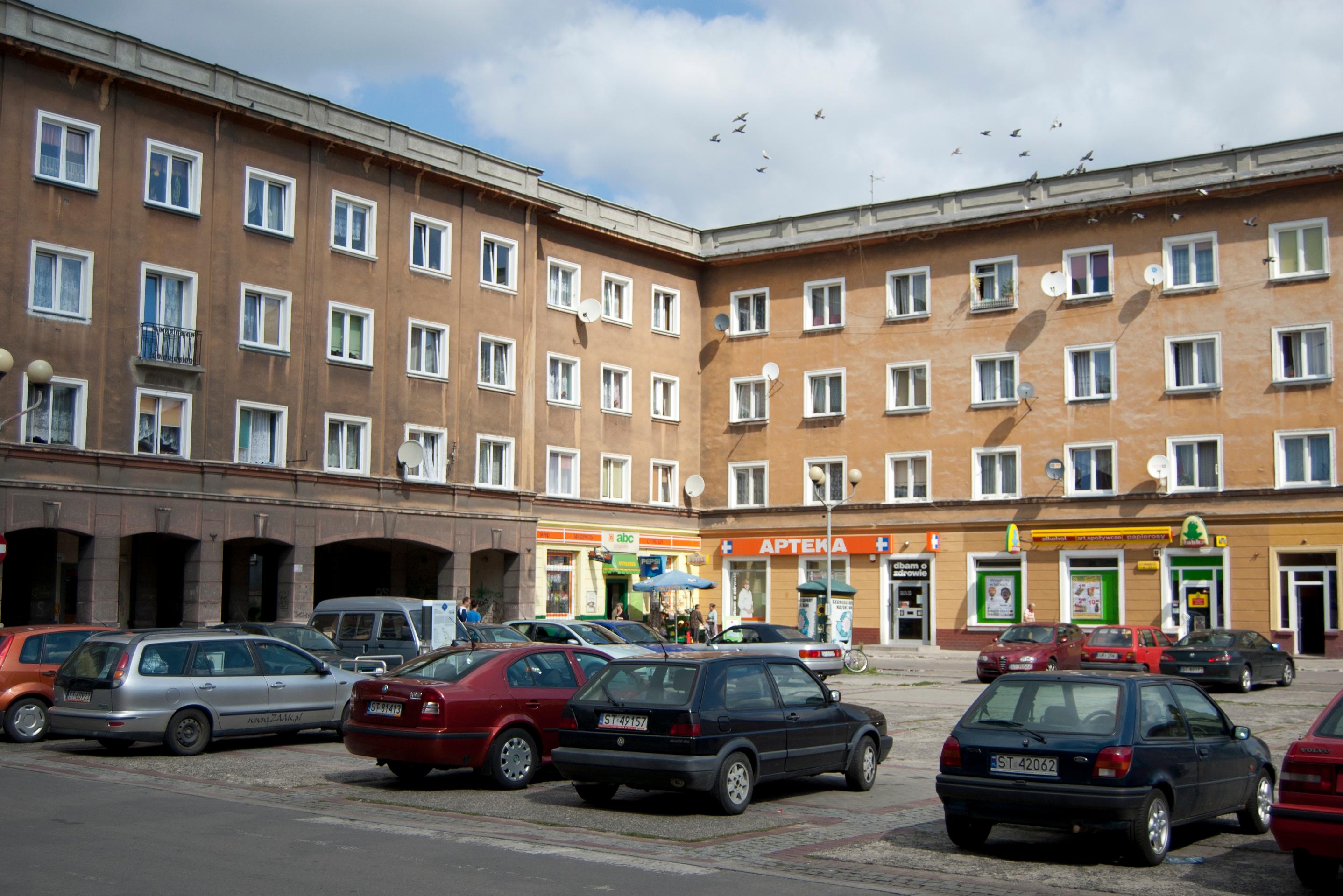 Blok na osiedlu z zabudowaniami sklepowymi