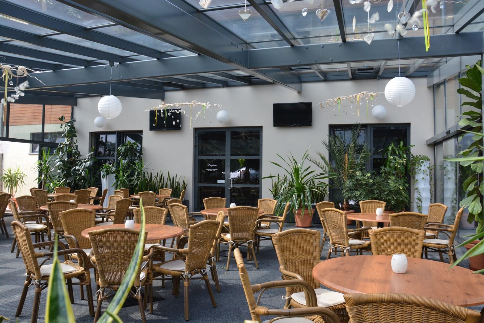 Restauracja przed budynkiem