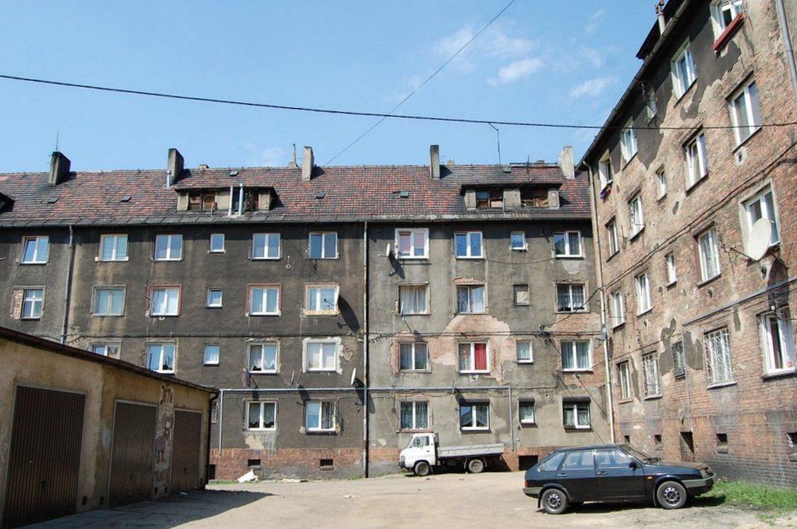 Zlokalizowane w starej części Bytomia śląskie podwórko. Położone pośrodku bloków i kamienic