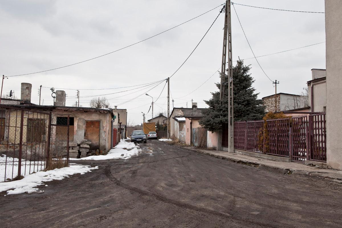 Zniszczone zabudowania obok ulicy