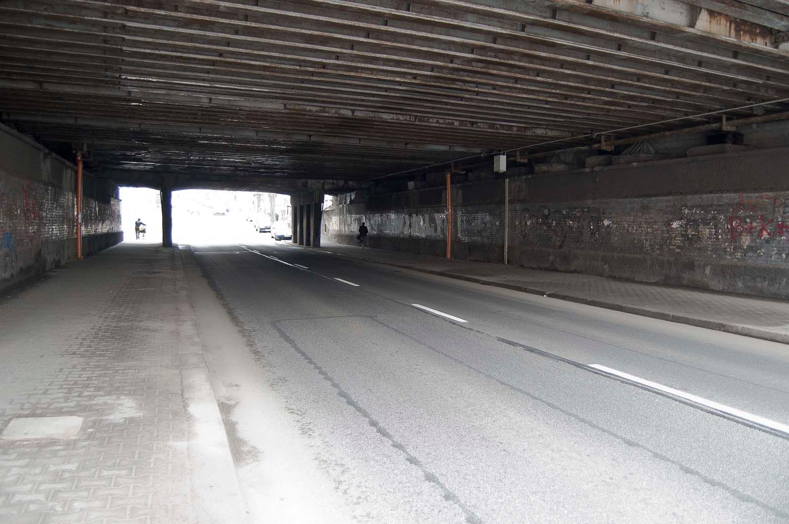 Tunel pod wiaduktem kolejowym