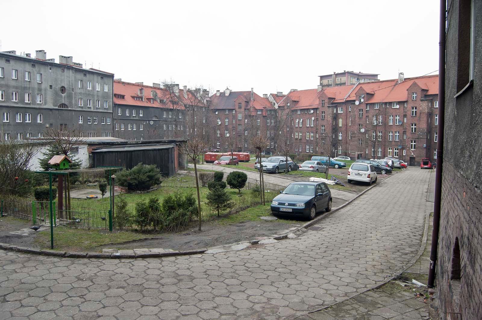Połączone zostały ze sobą stare, typowo śląskie kamienice z nowszymi niskimi blokami z lat ok. 50