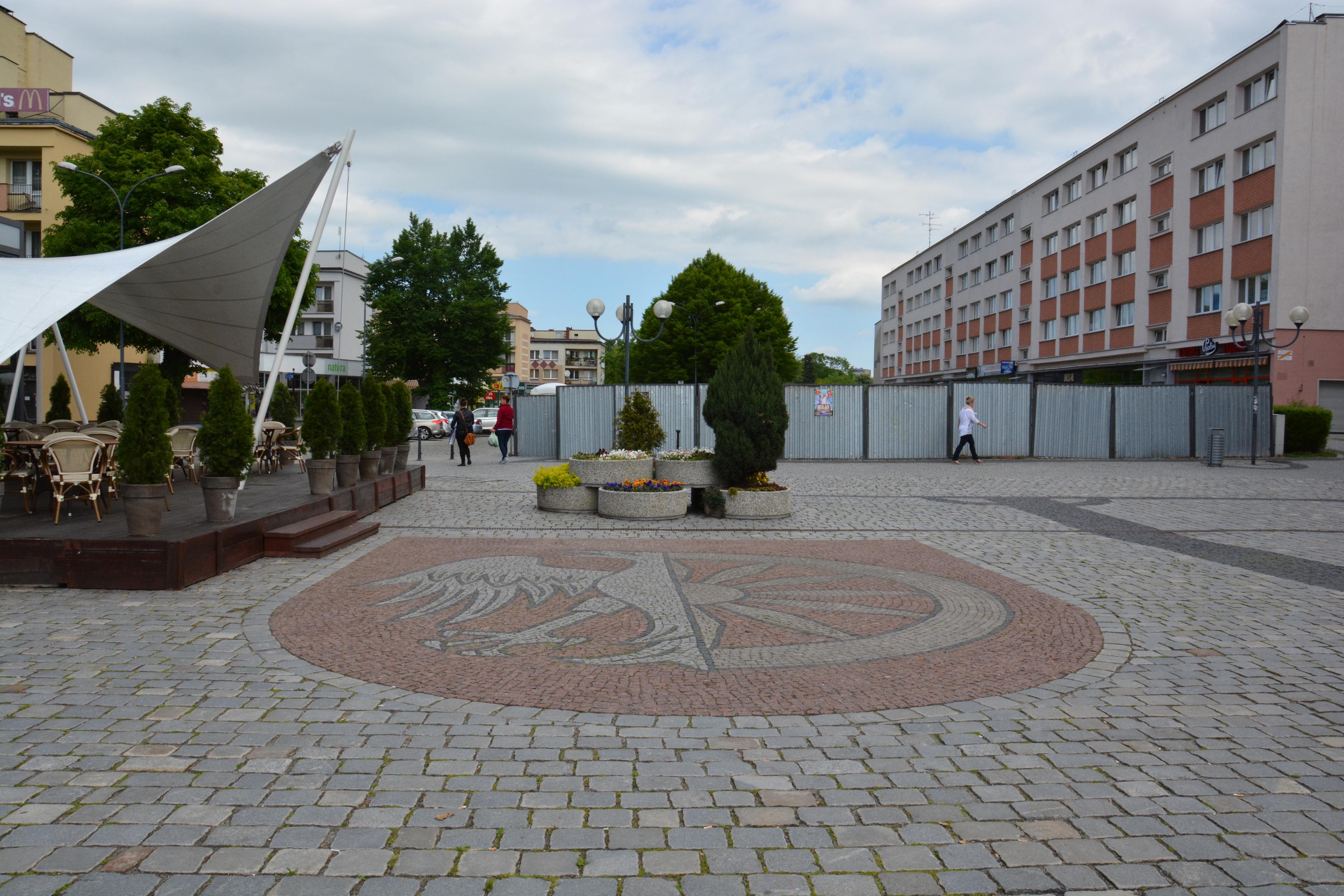 Plac wokół niego znajdują się bloki