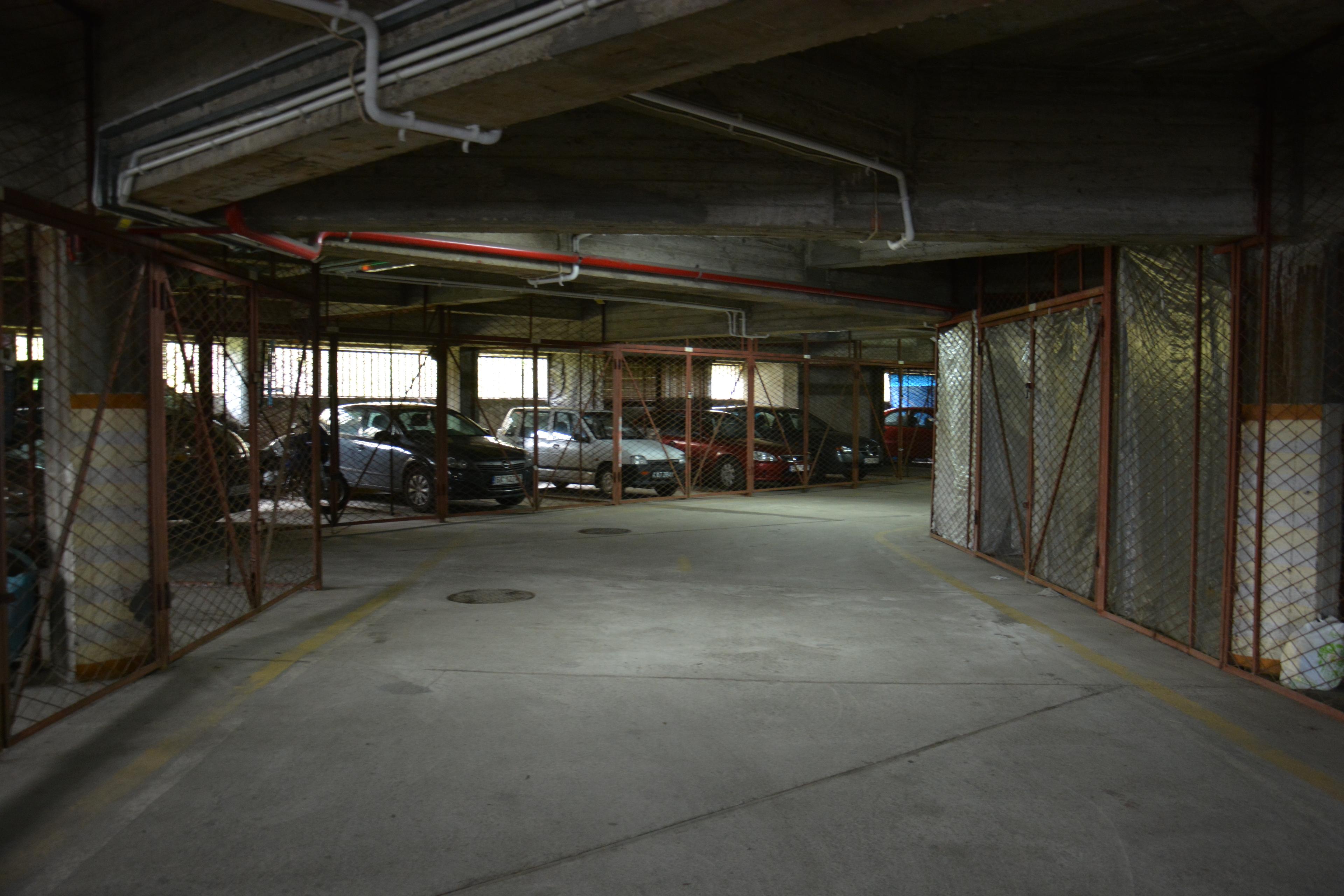 Parking podziemny z autami