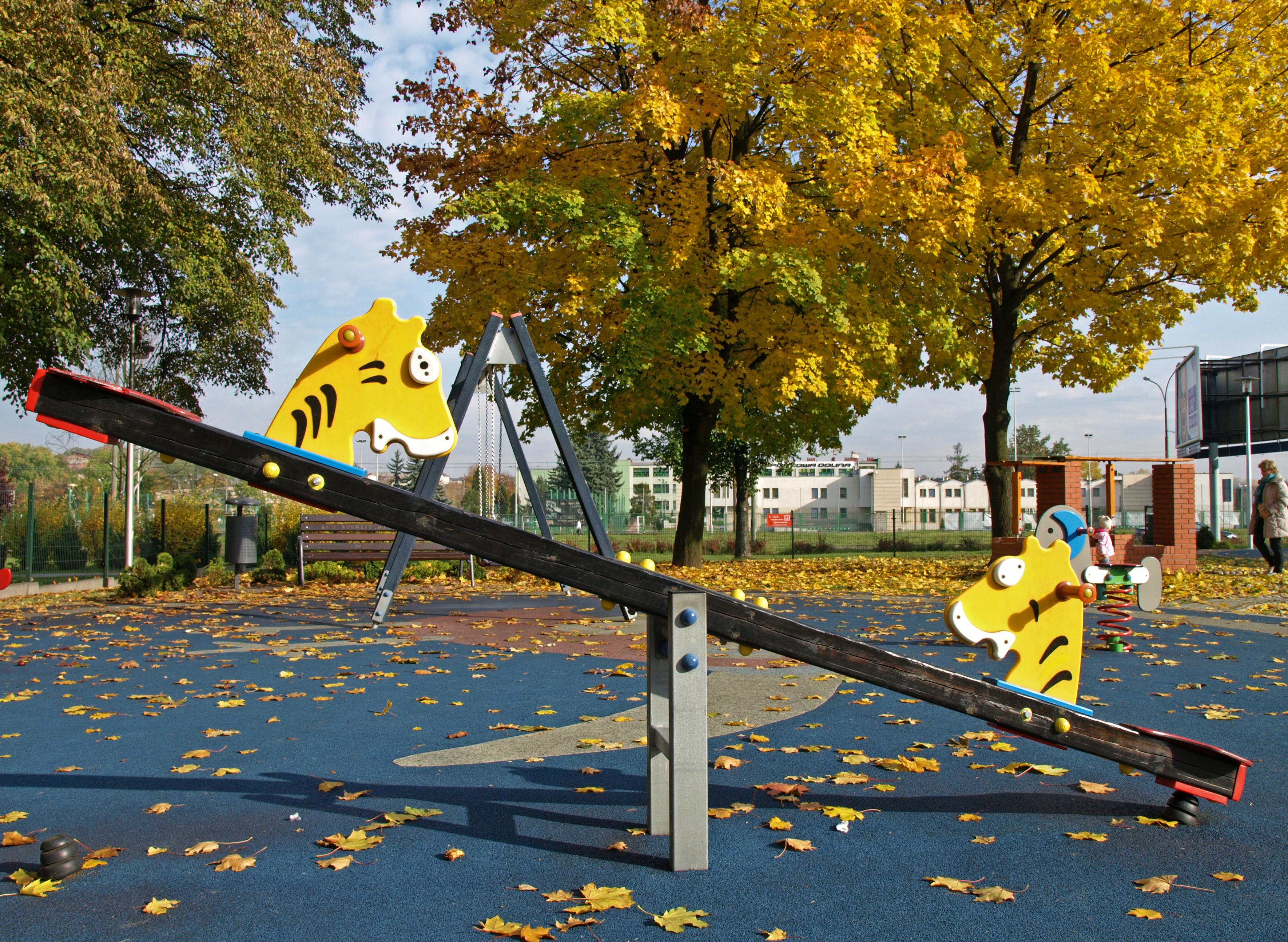Huśtawka na placu zabaw