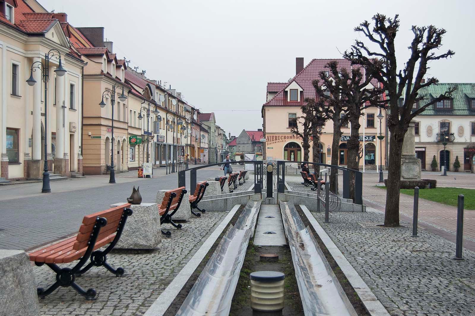 Kamienice z ławkami na rynku
