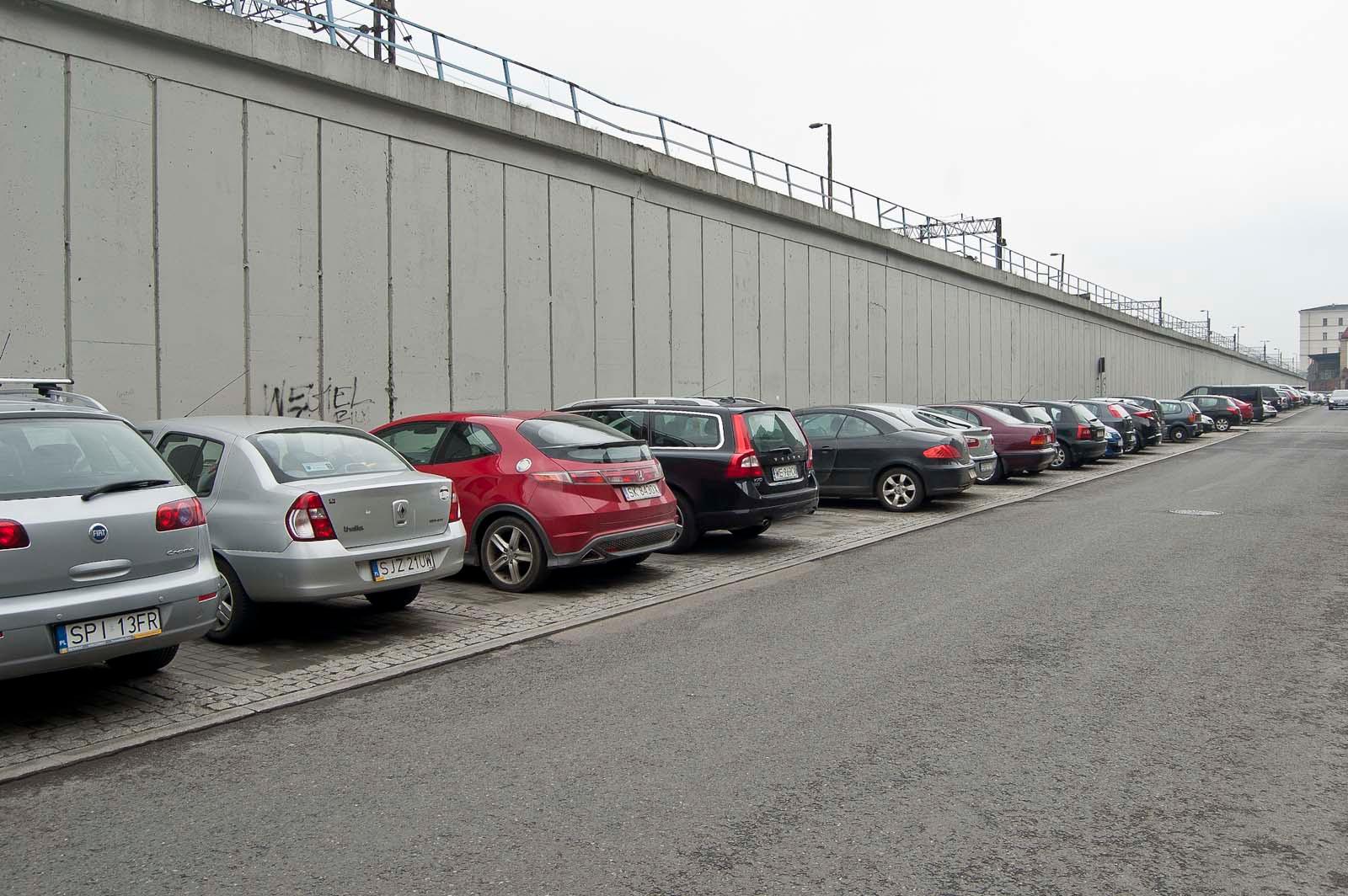 Ciąg samochodów na parkingu
