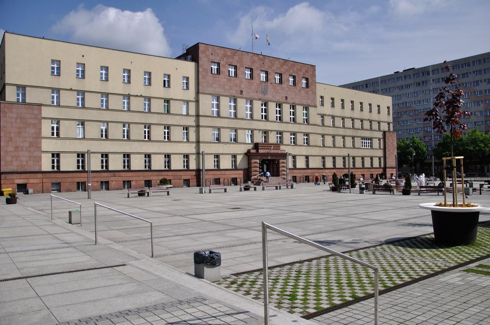 Budynek Urzędu Stanu Cywilnego przed nim znajduje się duży plac