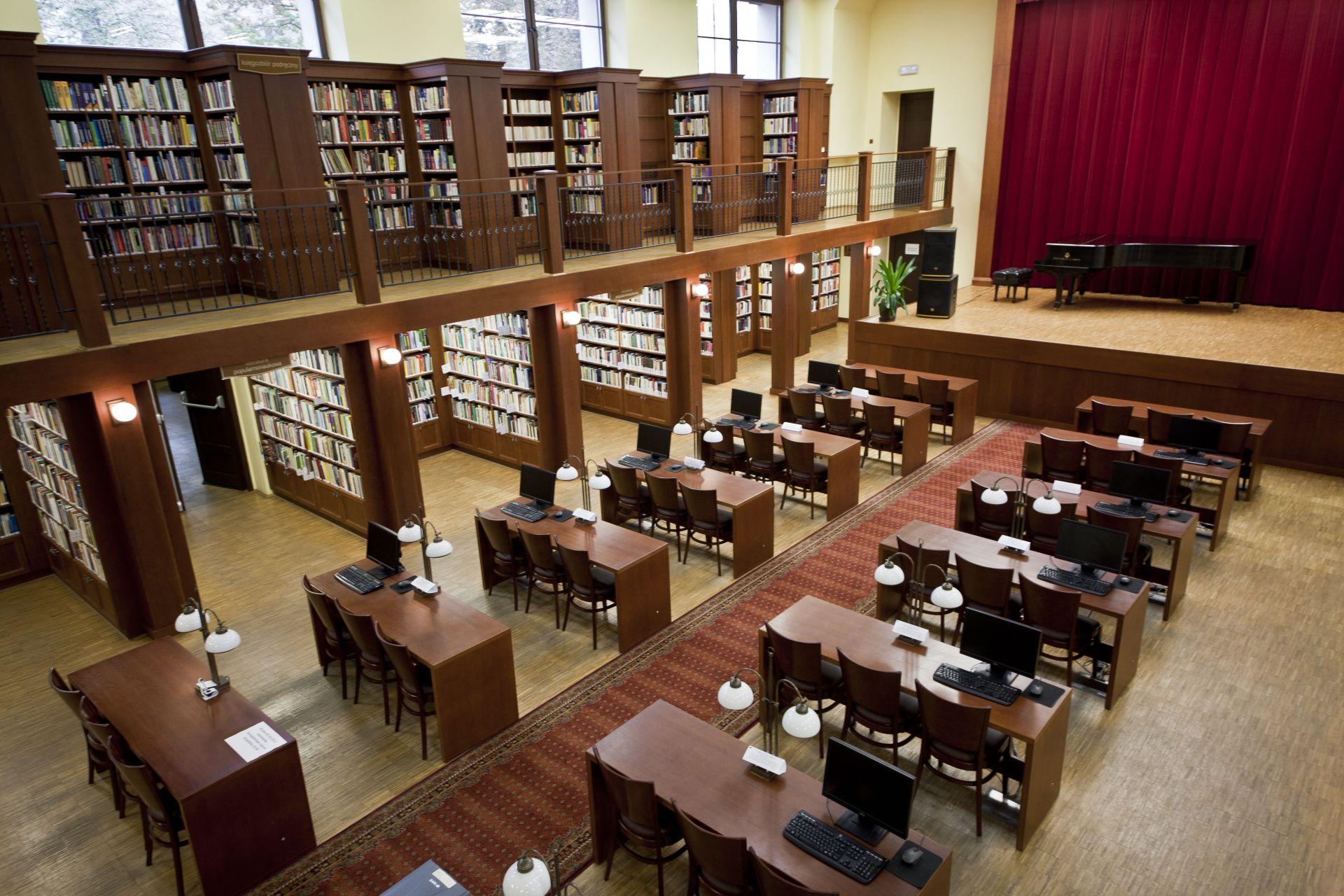 Wnętrze w bibliotece