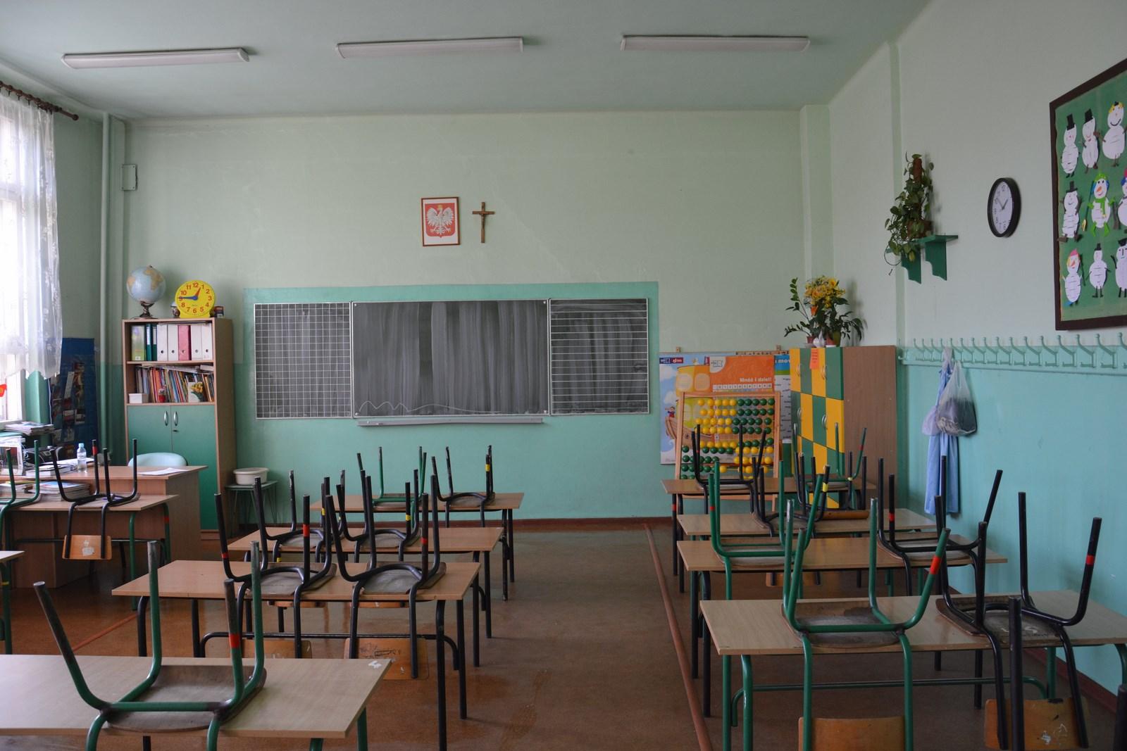 Sala lekcyjna w szkole podstawowej