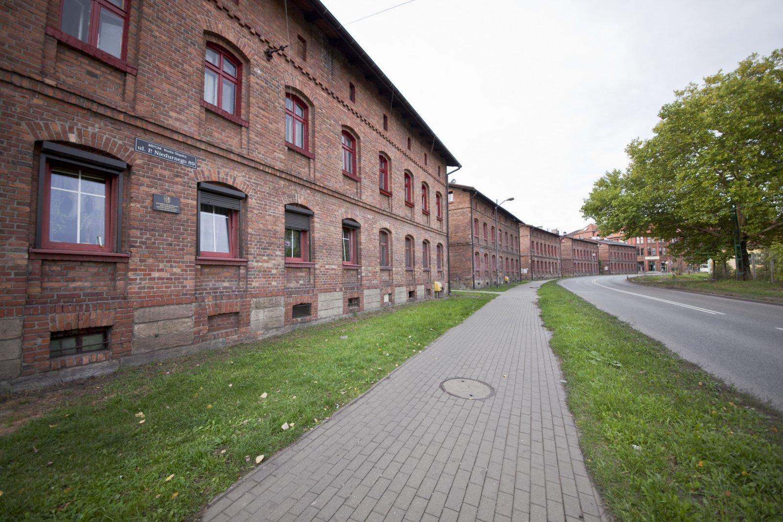 Rząd czerwonych kamienic