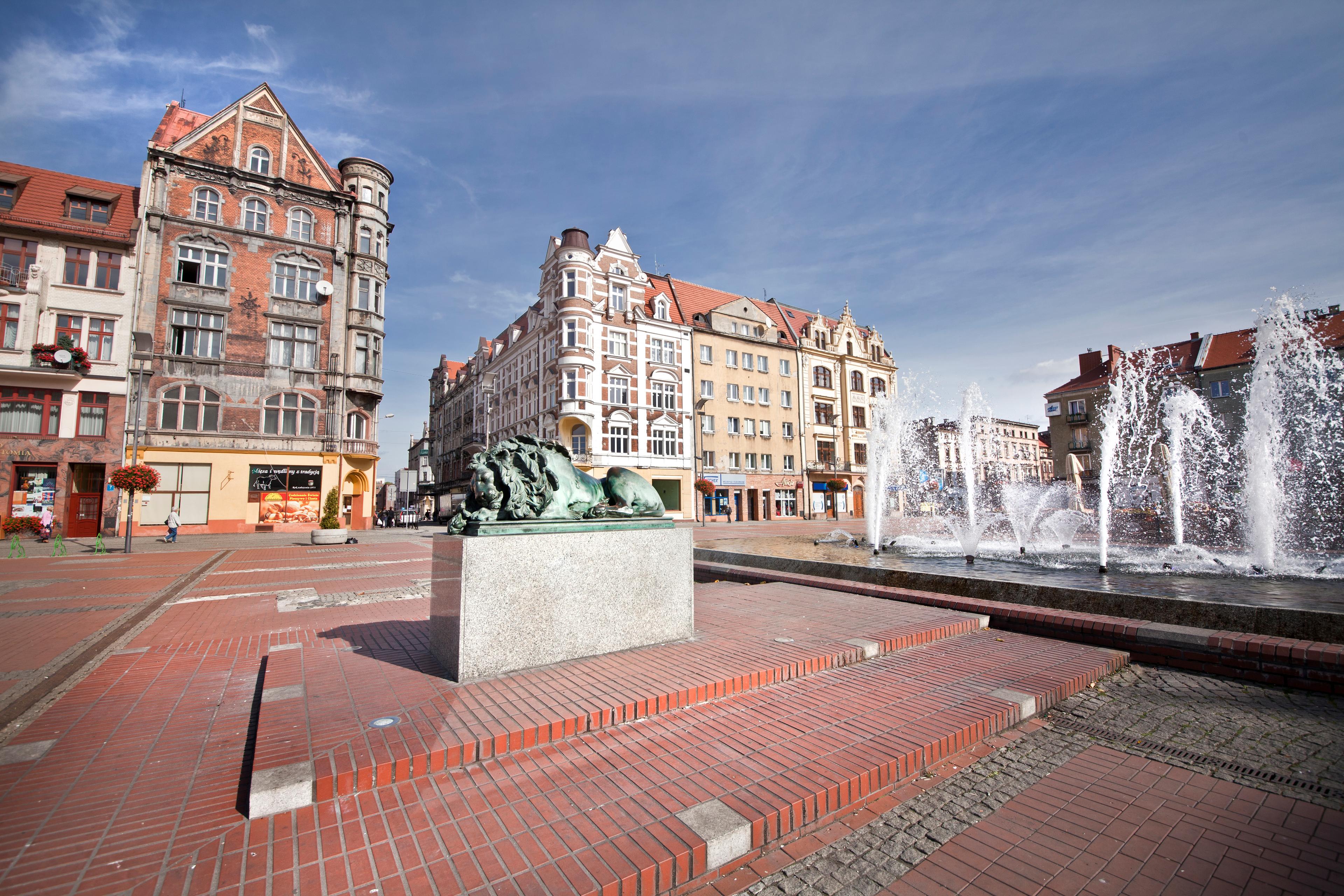 Rynek z fontanną i kamienicami