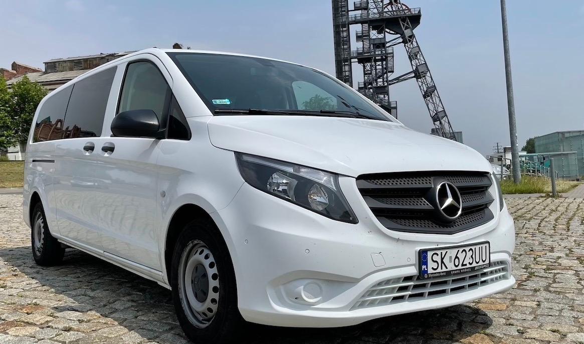 Biały van marki Mercedes