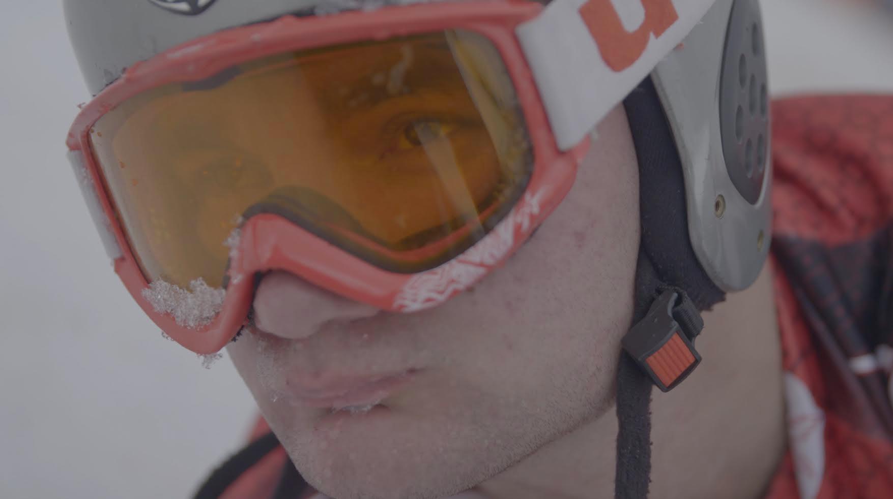 Twarz mężczyzny z okularami narciarskimi