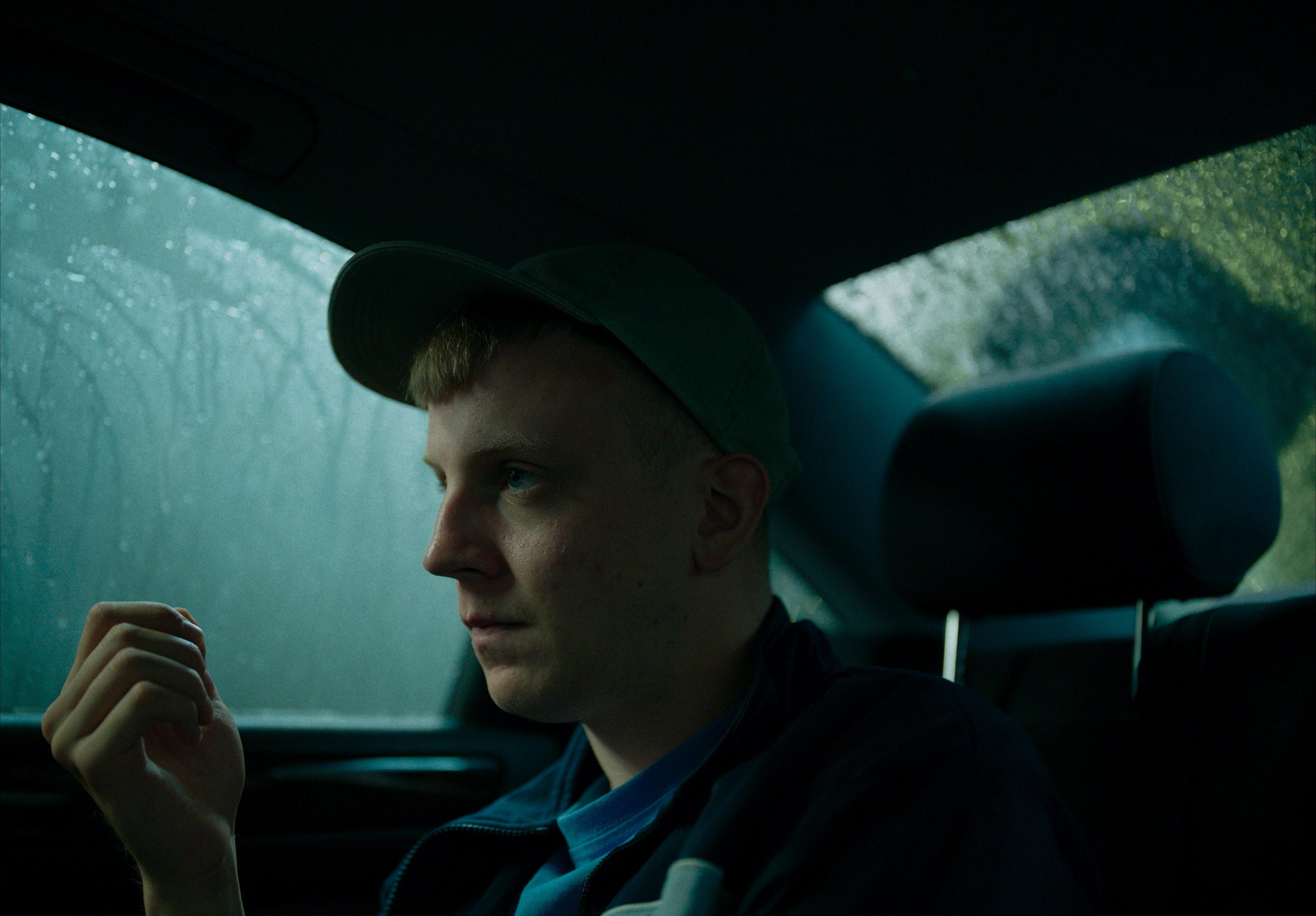 Podirytowany mężczyzna siedzący w samochodzie